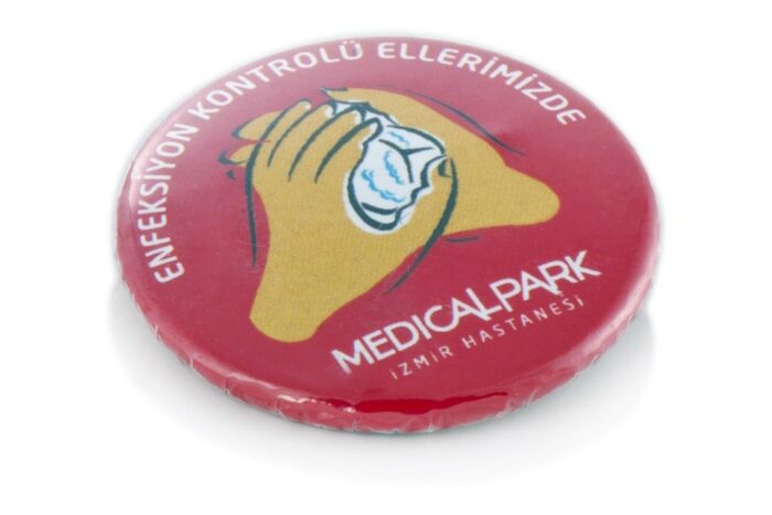 Button mit Sicherheitsnadel