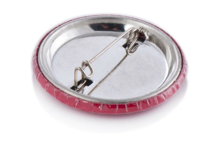 Button mit Sicherheitsnadel