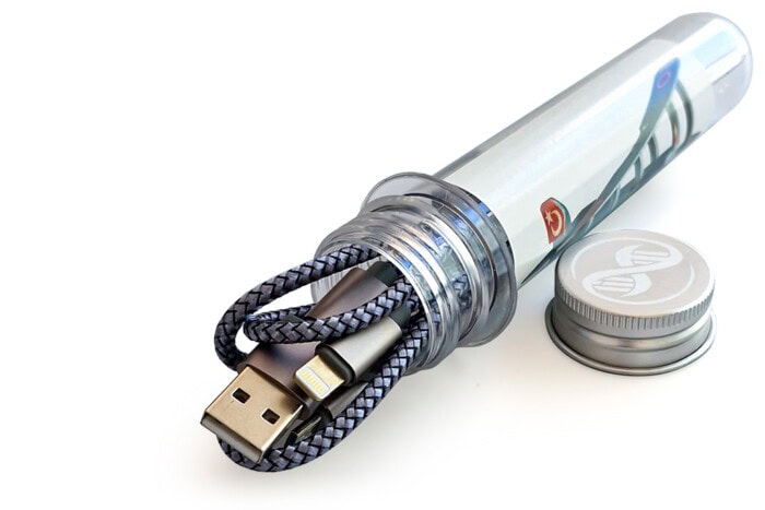USB-Ladekabel im Kunststoff-Reagenzglas mit Deckel
