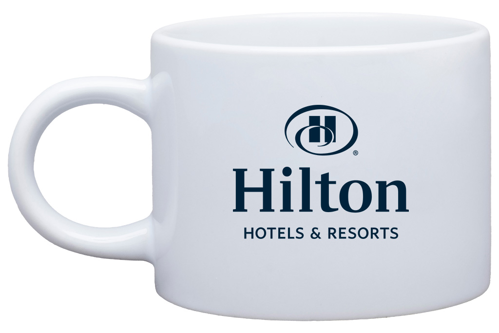 Kleiner Porzellanbecher mit farbigem Henkel