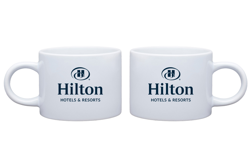 Kleiner Porzellanbecher mit farbigem Henkel